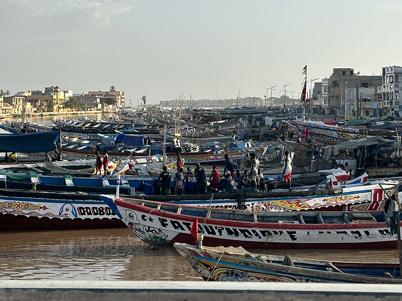 Senegal_StLouis_harbor_boats_enh800x600px